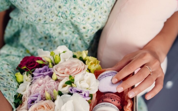 Топ 5 подарков для девушки к букету цветов