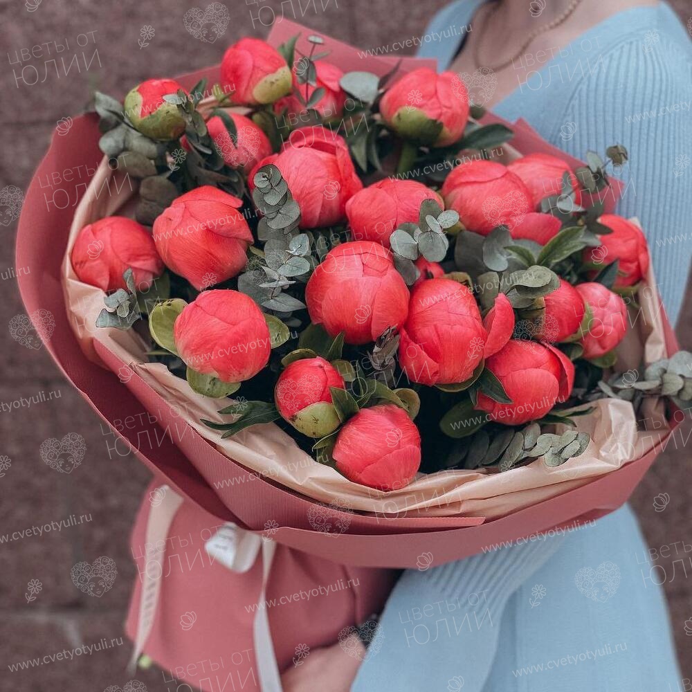 19 коралловых пионов с эвкалиптом