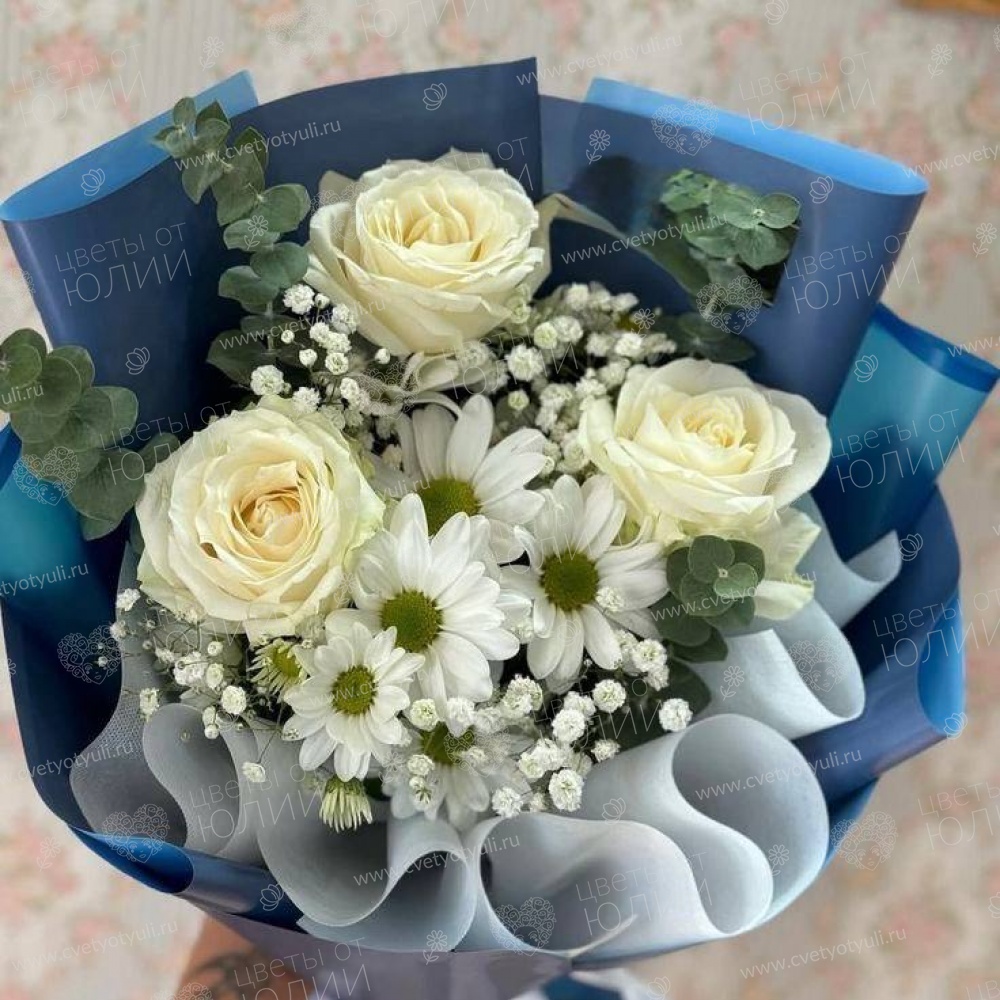 Букет сборный из трех роз и хризантем