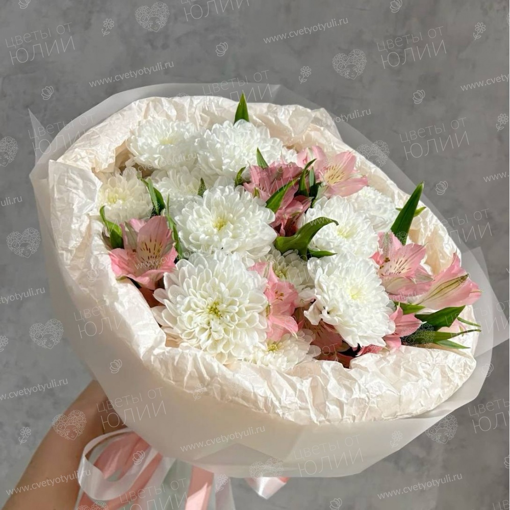Сборный букет из кустовых белых хризантем и альстромерий