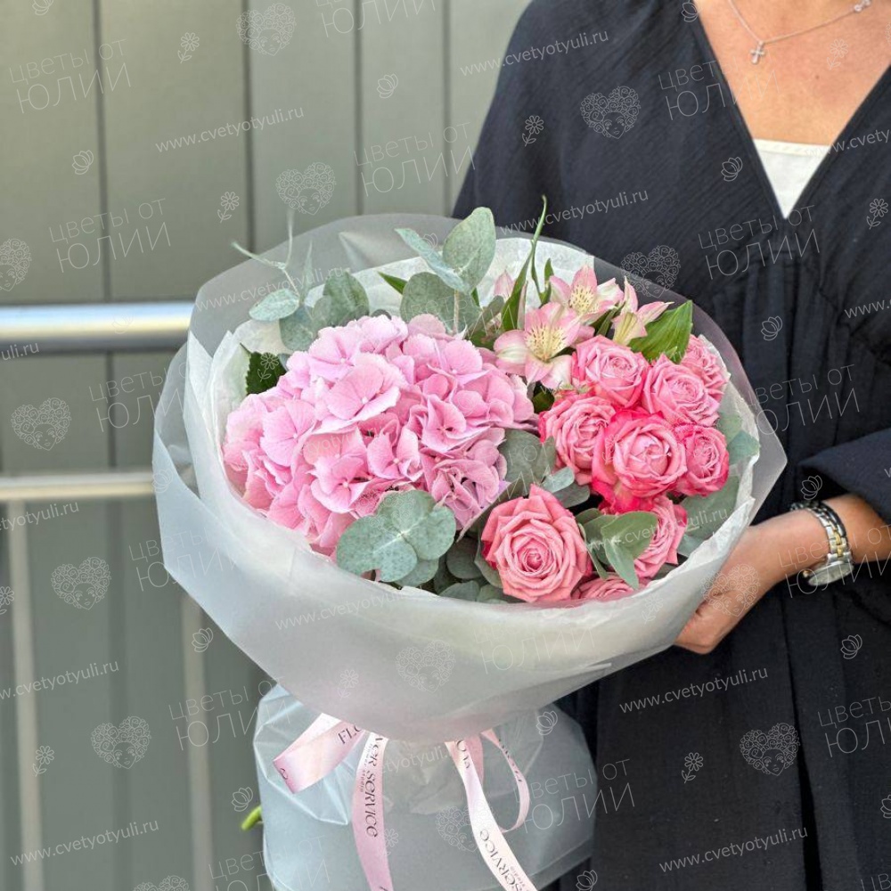Сборный букет с гортензией и пионовидной розой