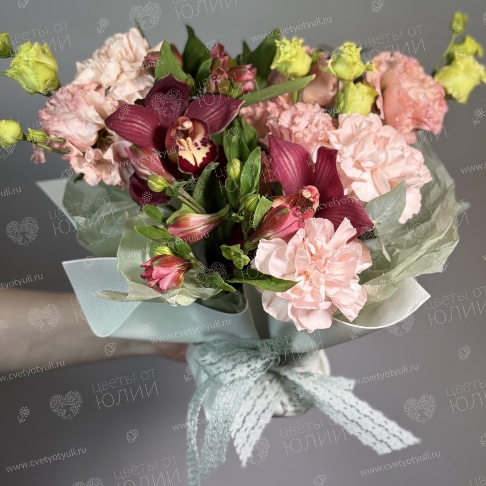 Букет «Бордовый шик» с орхидеями, эустомой и альстромериями