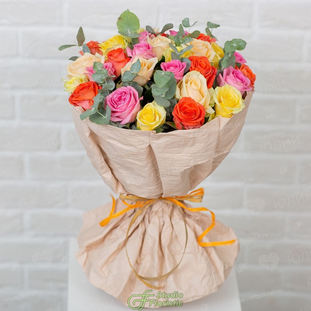 Букет 15 роз микс 40 см с зеленью