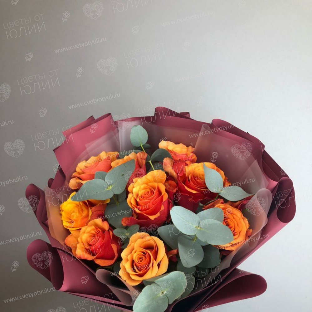 Букет 9 оранжевых роз с эвкалиптом