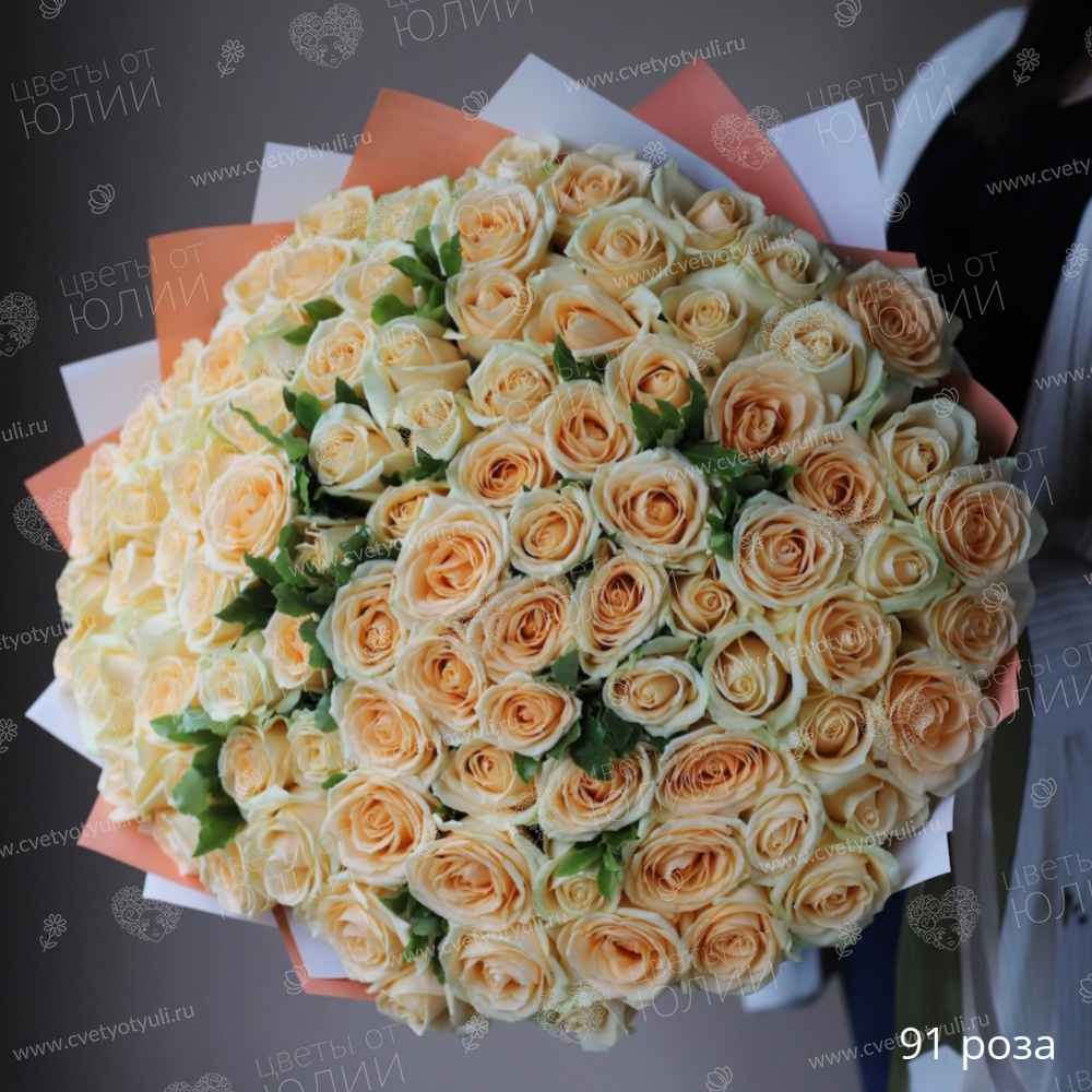 Букет 91 кремовая роза 50 см с зеленью