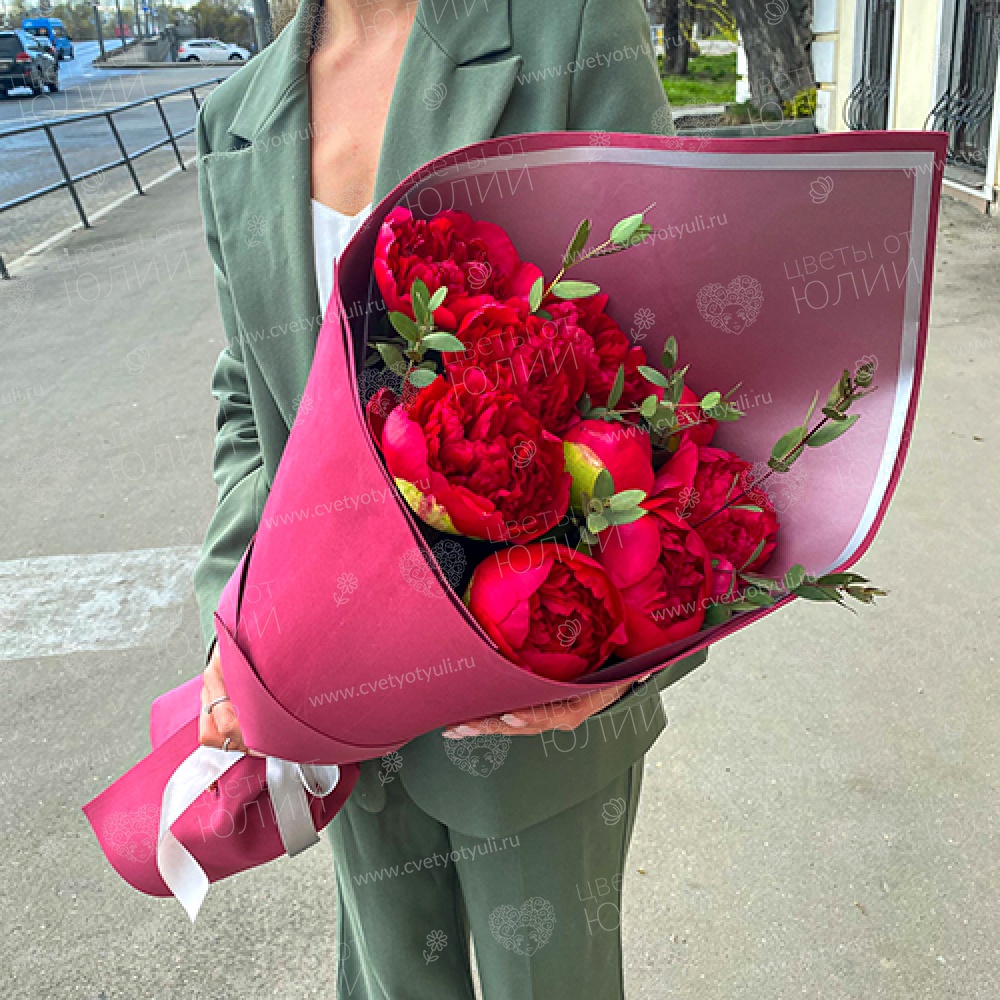 Букет из 11 пионов с эвкалиптом