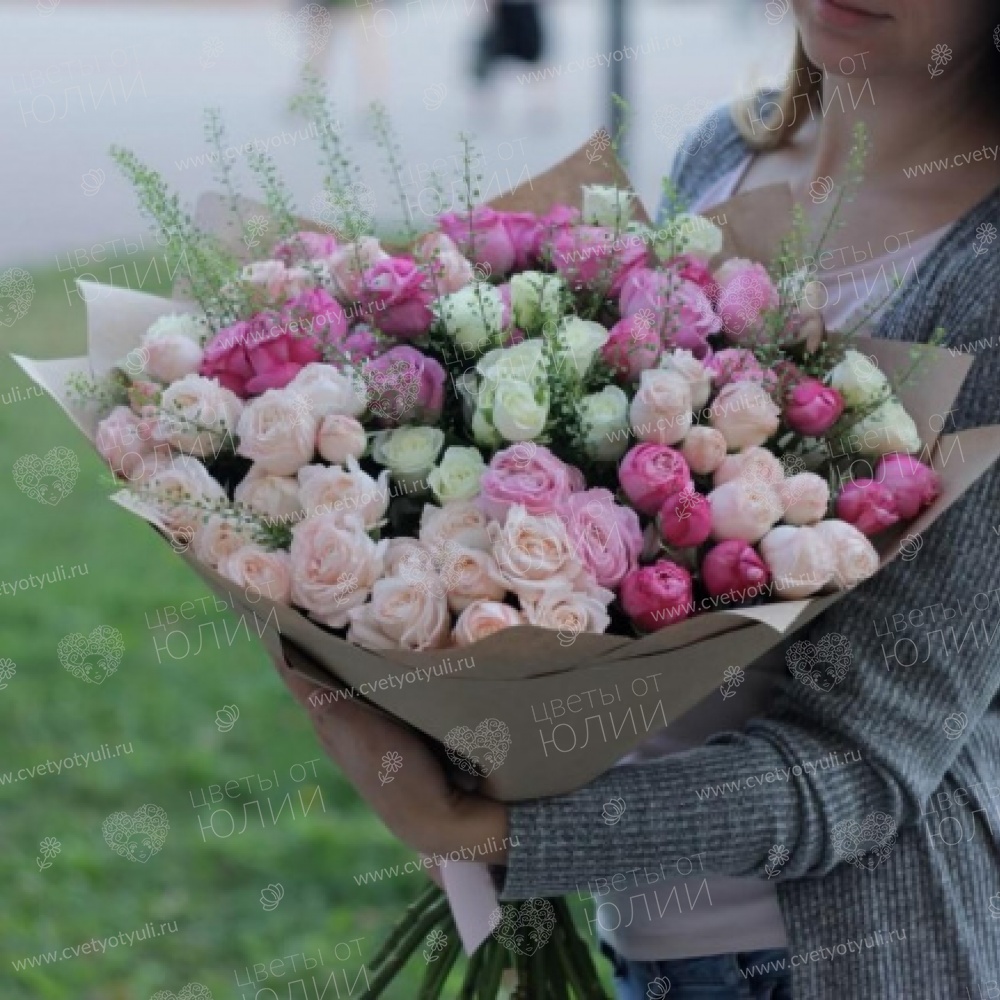 Букет из 17 кустовых роз Лака