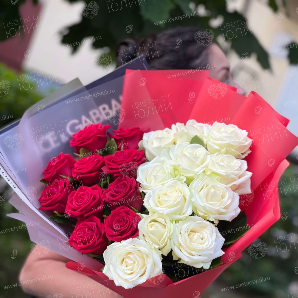 Букет из 21 красно-белой розы