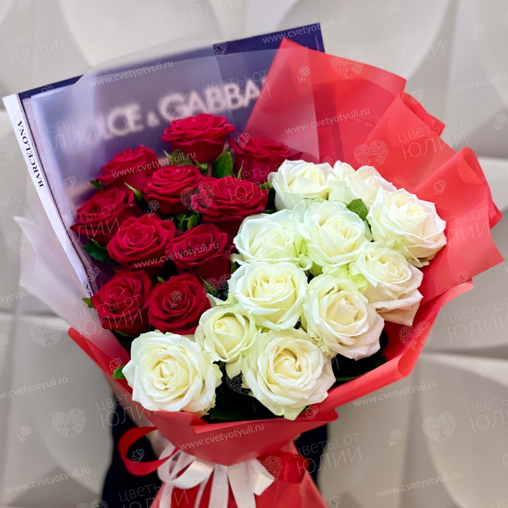 Букет из 21 красно-белой розы