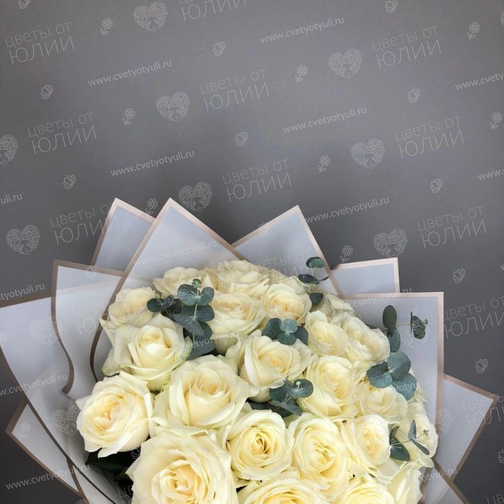 Букет из 25 белых роз 50 см с зеленью