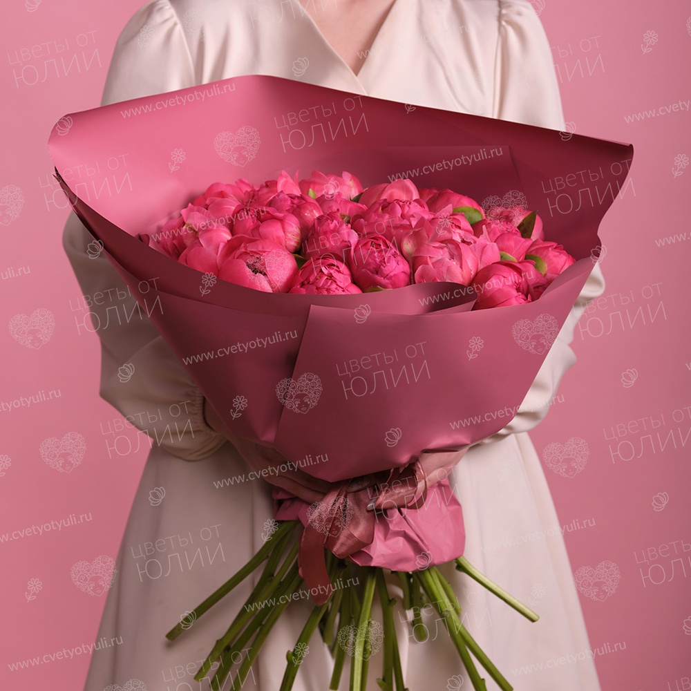 Букет из 25 коралловых пионов