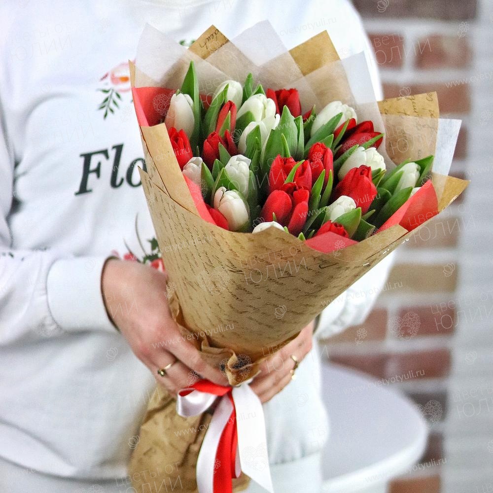 Букет из 25 красно-белых тюльпанов