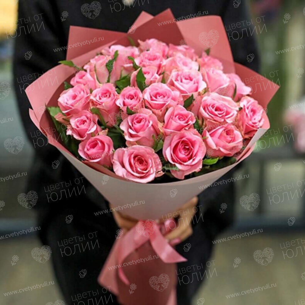Букет из 25 нежных роз 50 см с зеленью