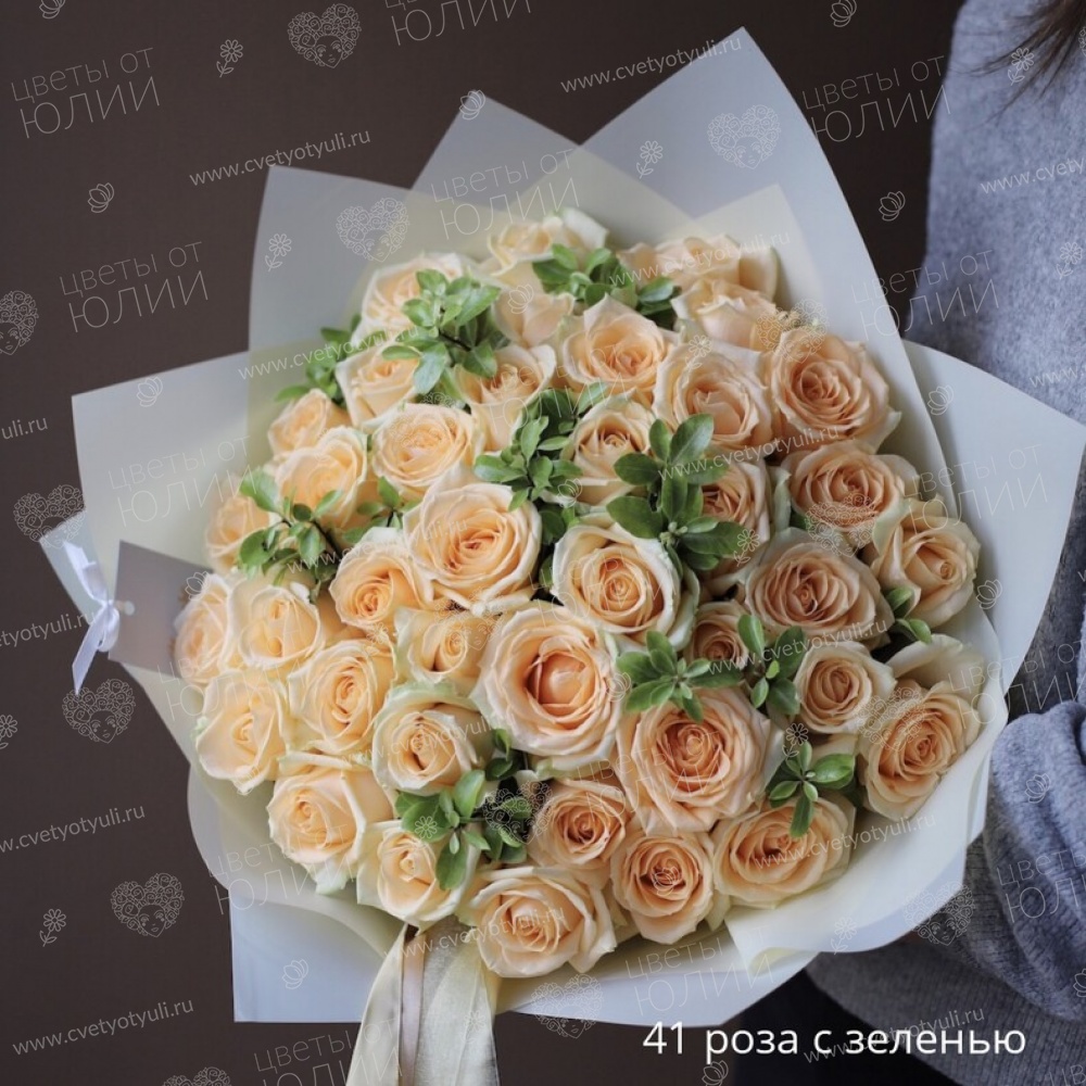 Букет из 41 кремовой розы 50 см с зеленью