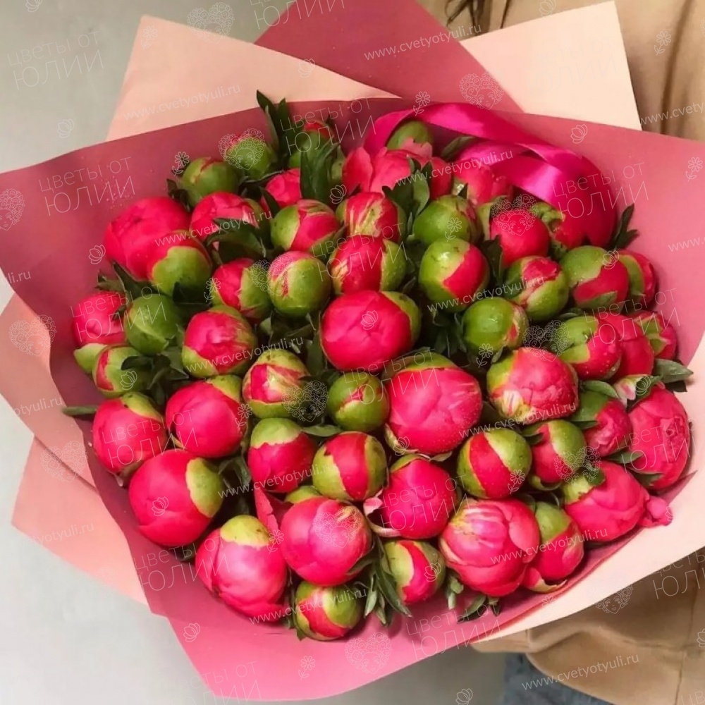 Букет из 45 коралловых пионов