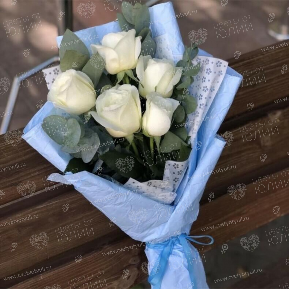 Букет из 5 белых роз  с зеленью