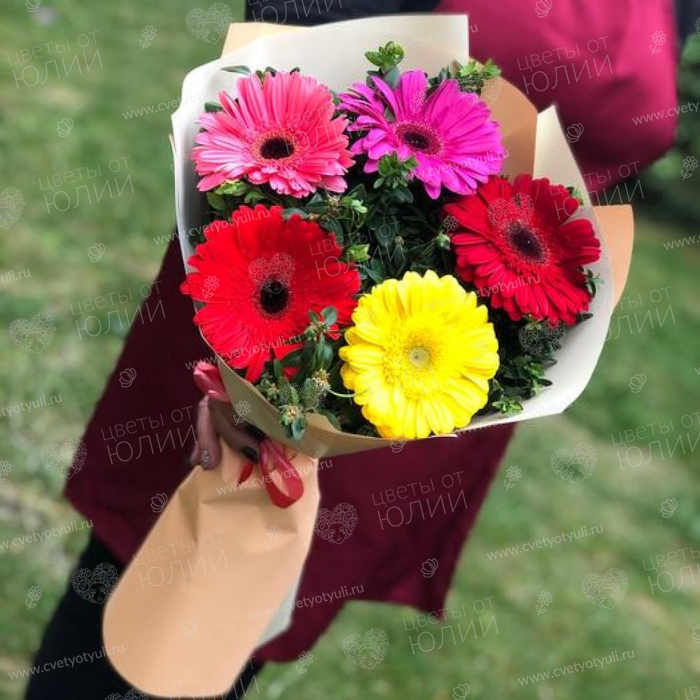 Букет из 5 гербер с зеленью