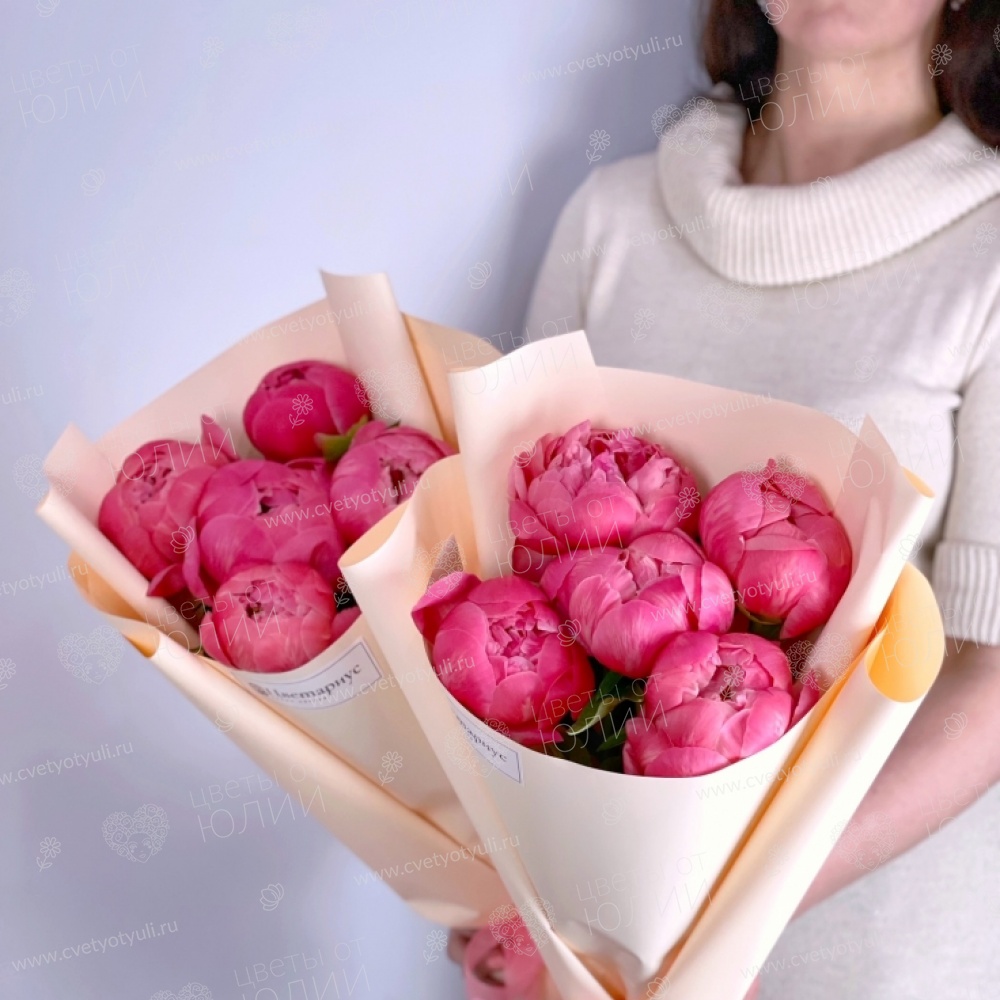 Букет из 5 коралловых пионов