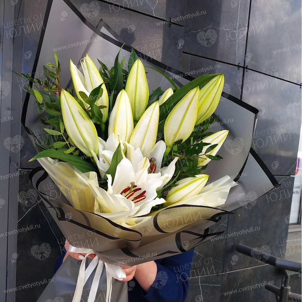Букет из 5 лилий с зеленью