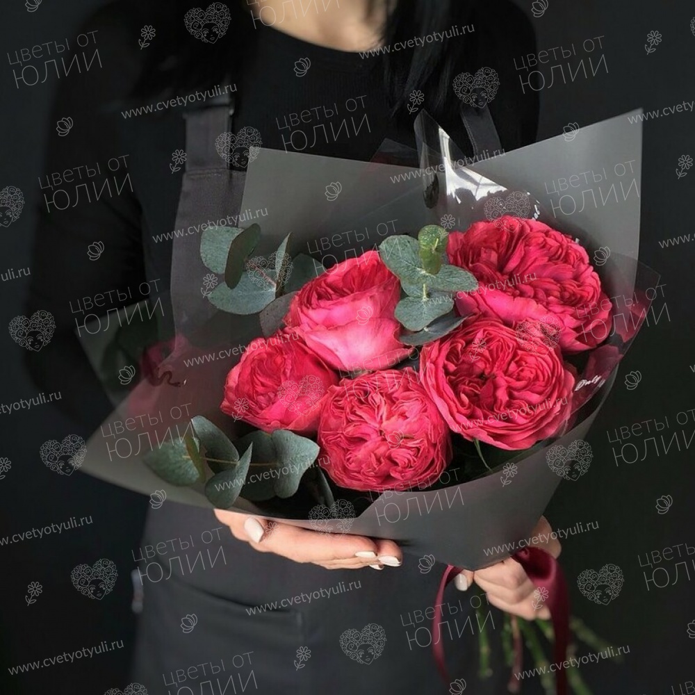 Букет из 5 пионовидных роз с зеленью
