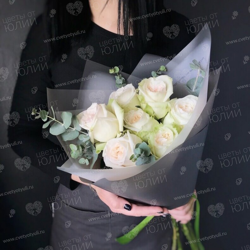 Букет из 7 белых роз 60 см с эвкалиптом