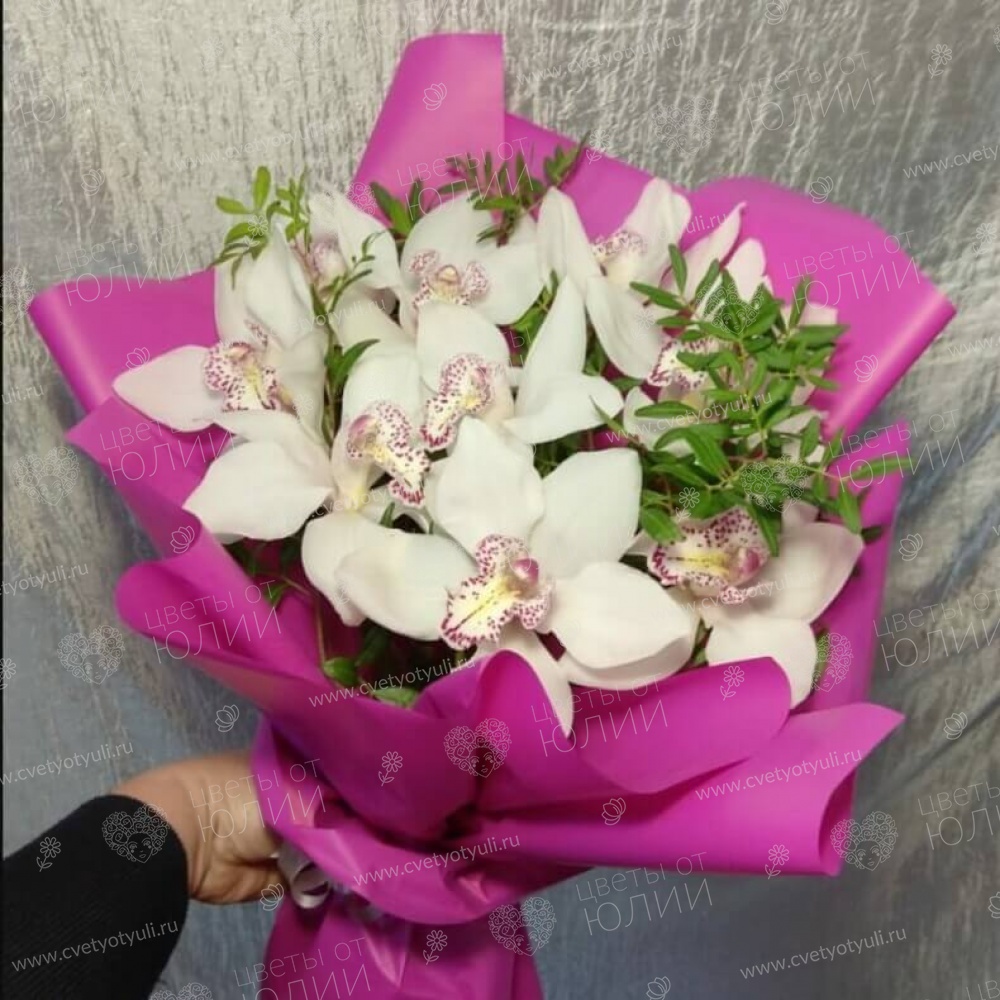 Букет из 7 орхидей с зеленью