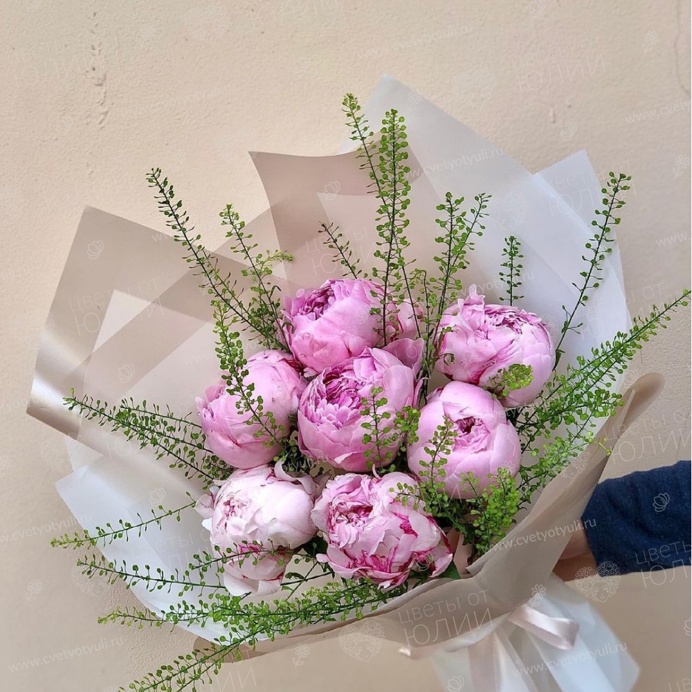 Букет из 7 пионов в зеленью