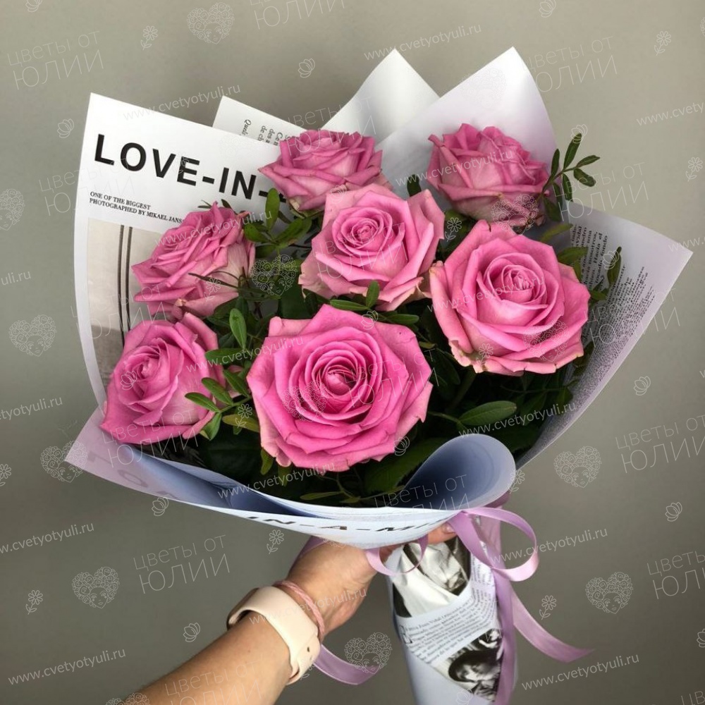 Букет из 7 розовых роз 40 см с зеленью