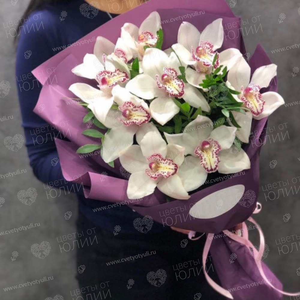 Букет из 9 орхидей с зеленью