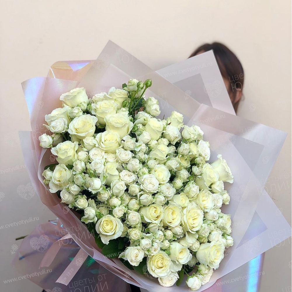 Букет из белых кустовых роз Ландыш