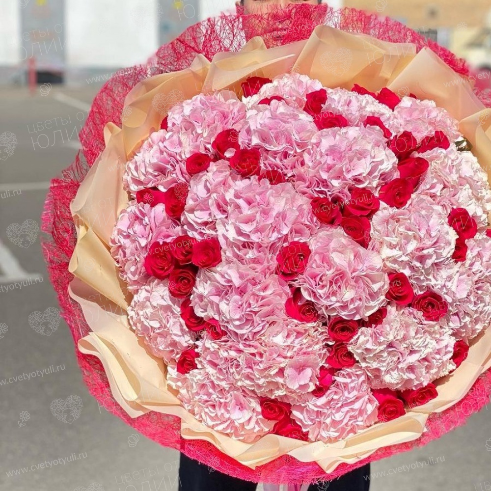 Букет из гортензий и роз Гармония