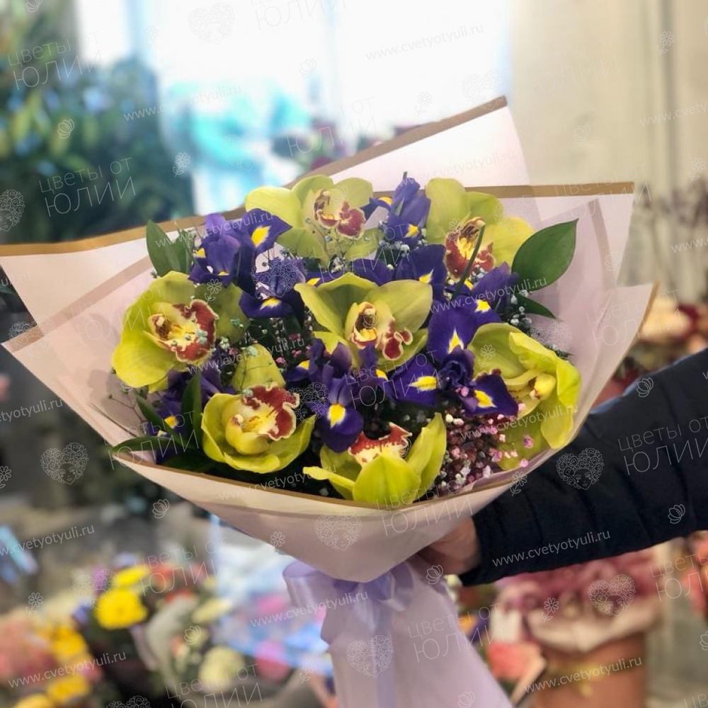 Букет из ирисов и орхидей