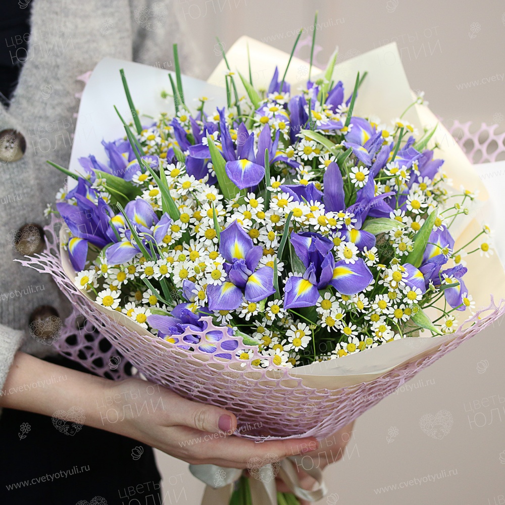 Букет из ирисов и танацетума Полевой
