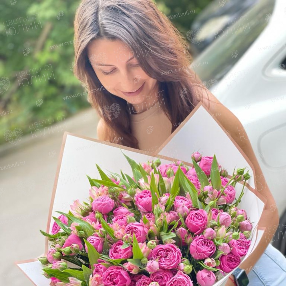 Букет из кустовых пионовидных роз и альстромерий Леди