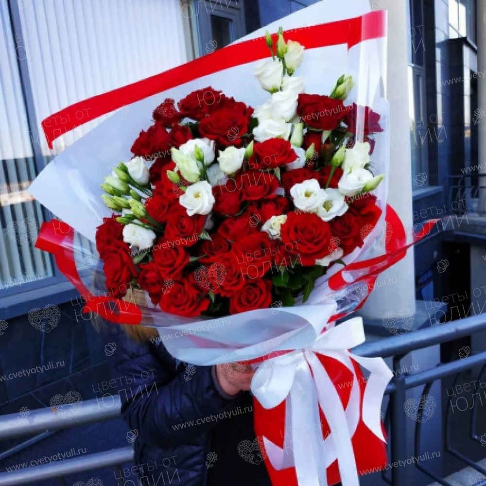 Букет из кустовых роз и эустомы