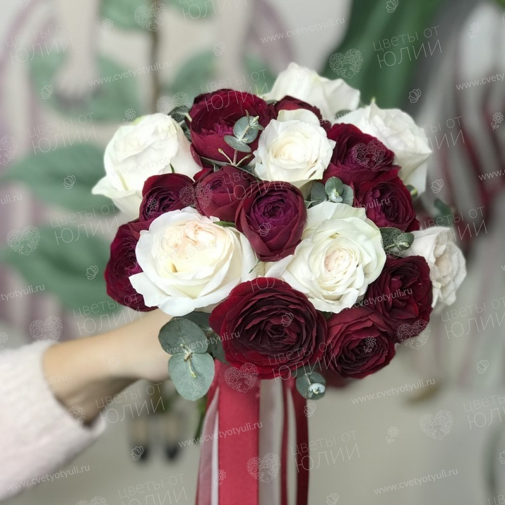 Букет невесты из 13 роз и эвкалипта №374