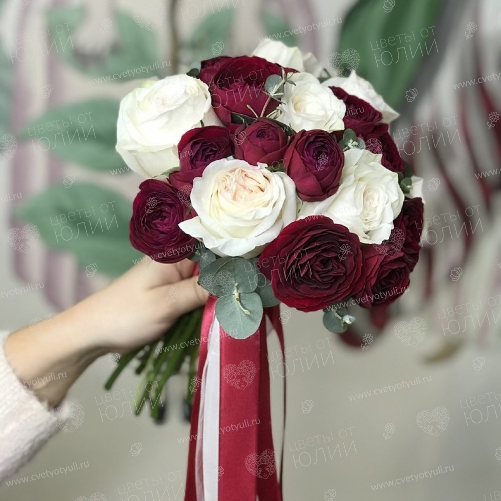 Букет невесты из 13 роз и эвкалипта №374