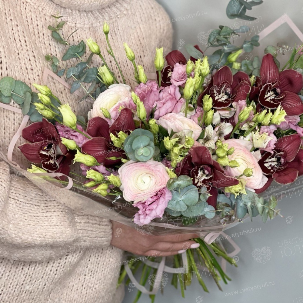 Букет сборный из ранунклюса, орхидей и лизиантуса