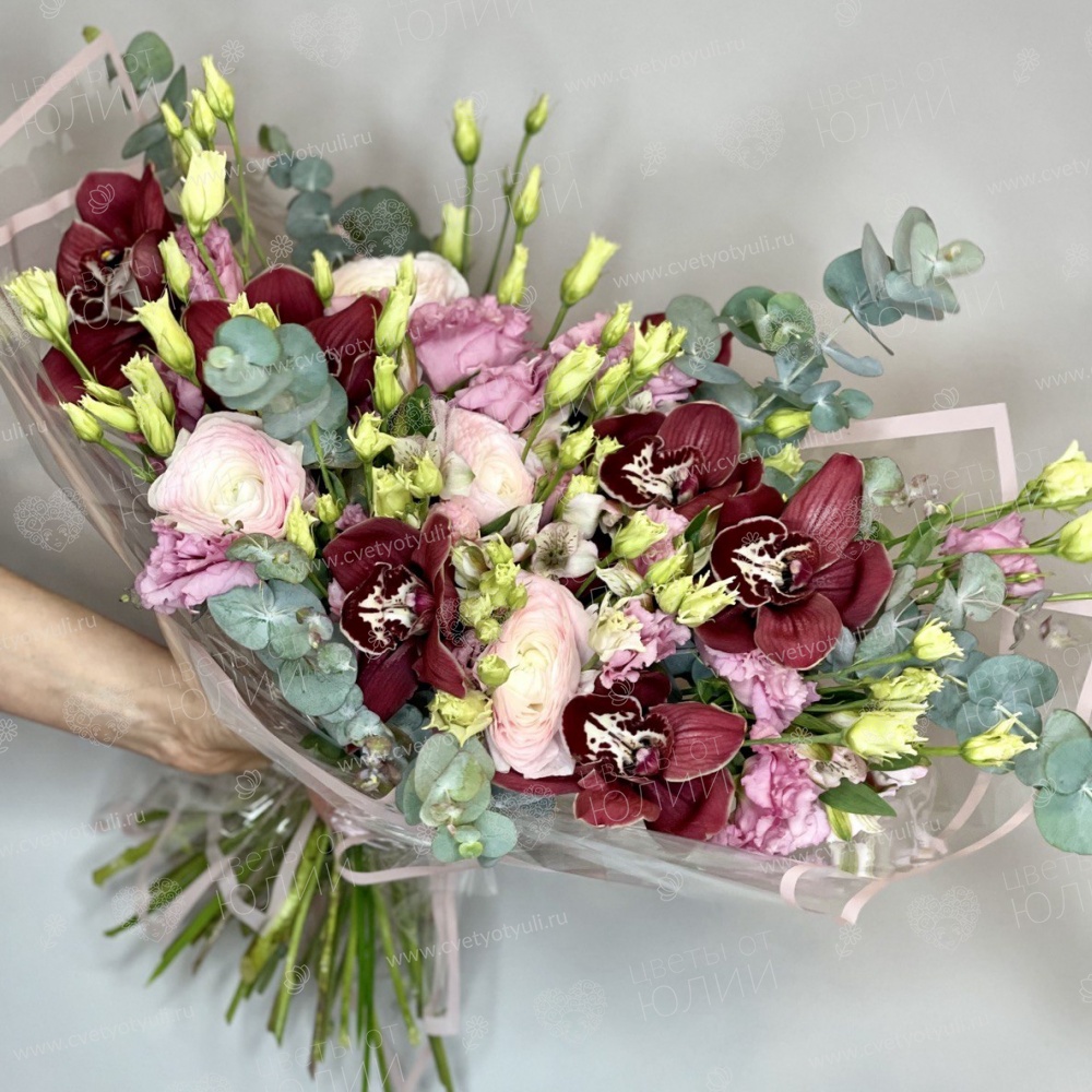 Букет сборный из ранунклюса, орхидей и лизиантуса