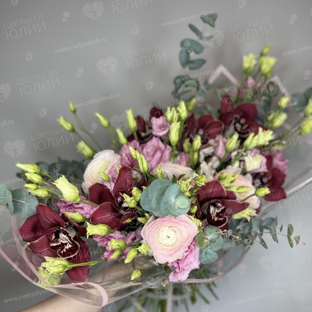 Букет сборный из ранунклюса, орхидей и лизиантуса