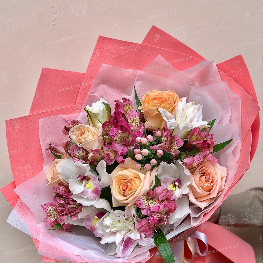 Букет сборный из роз и гиперикума Августина