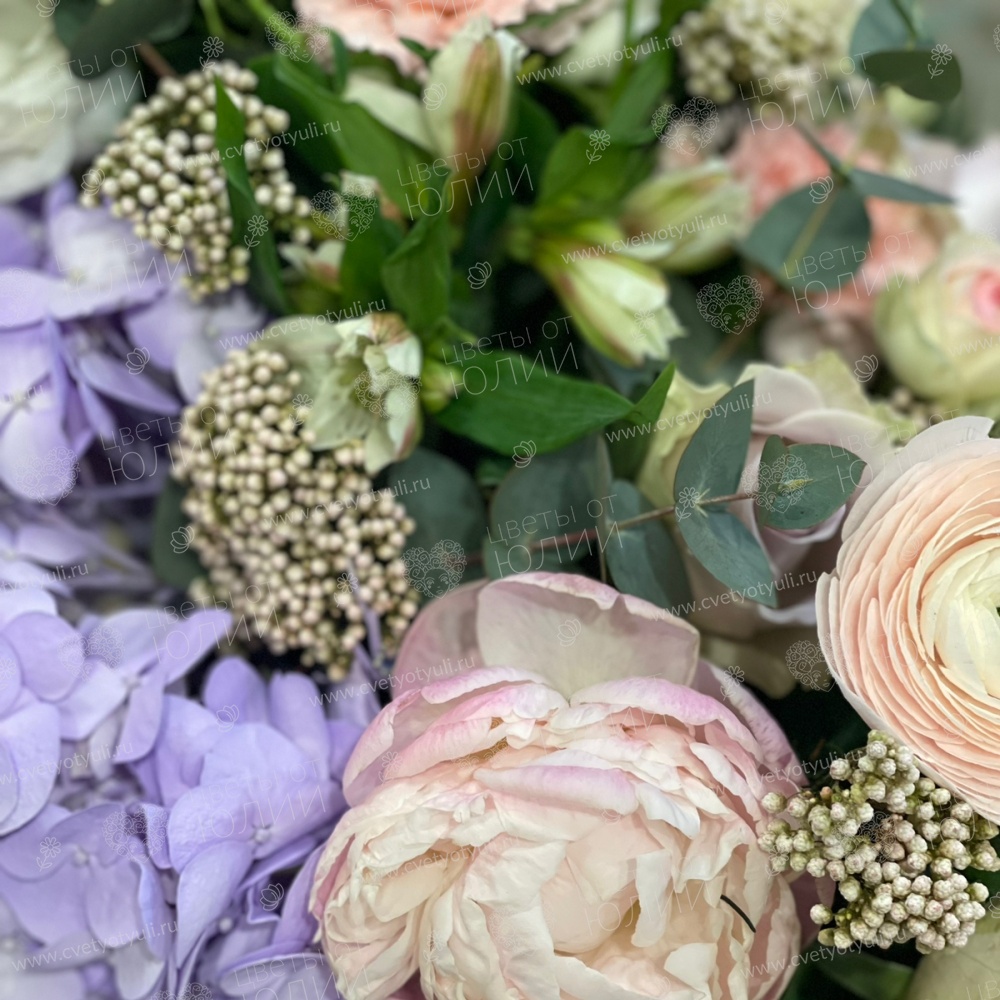 Коробка из гортензий и роз Глафира