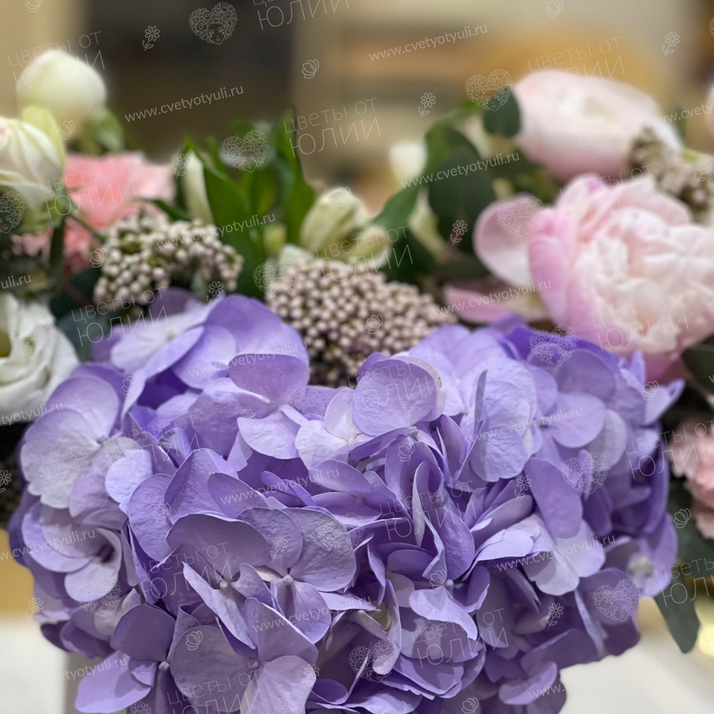 Коробка из гортензий и роз Глафира