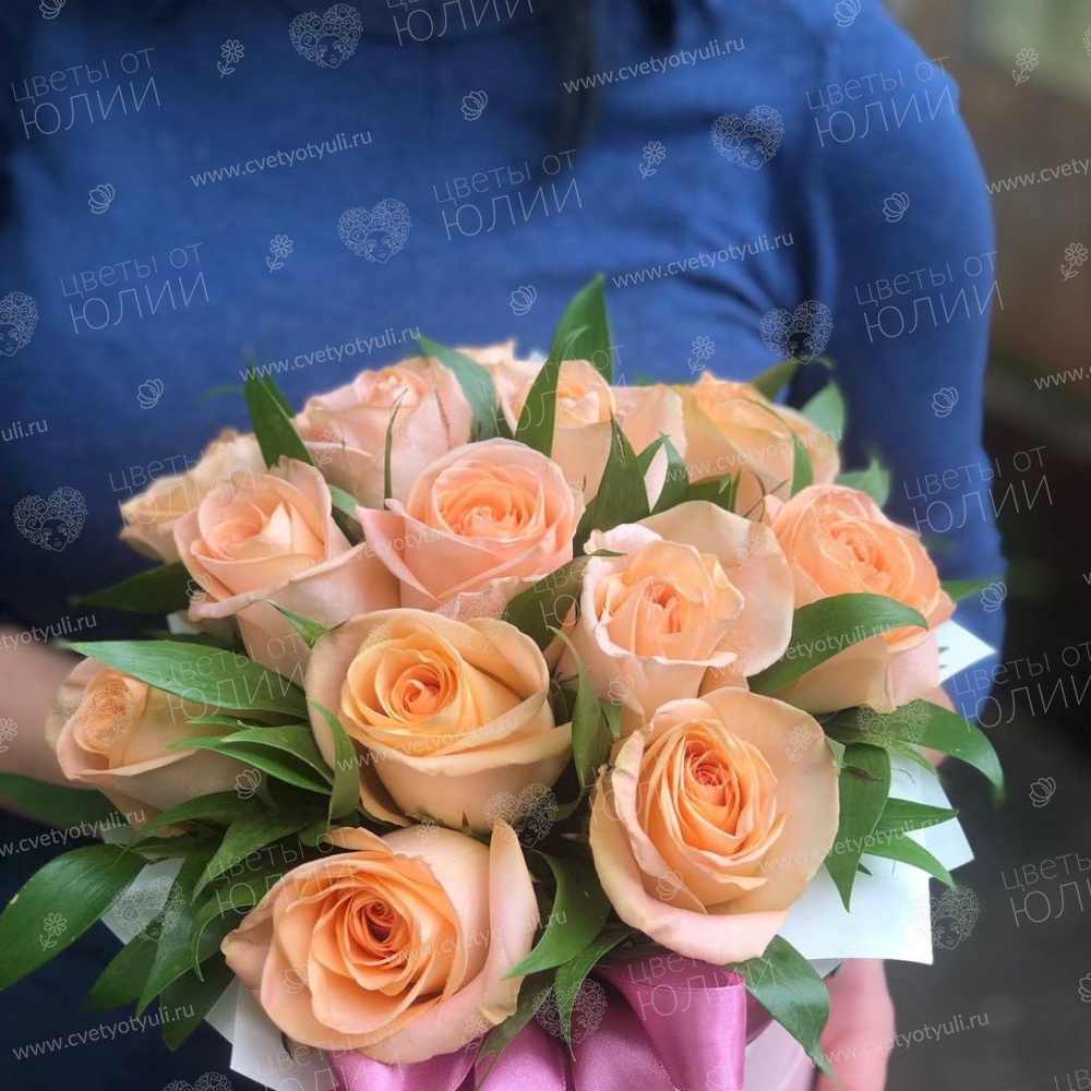 Коробка из кремовых роз Комплимент королеве