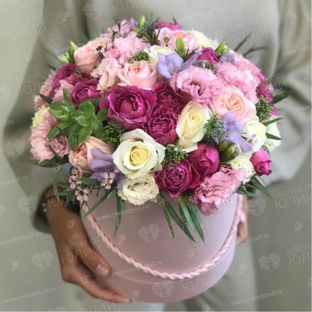 Коробка из роз и эустом Зефирка