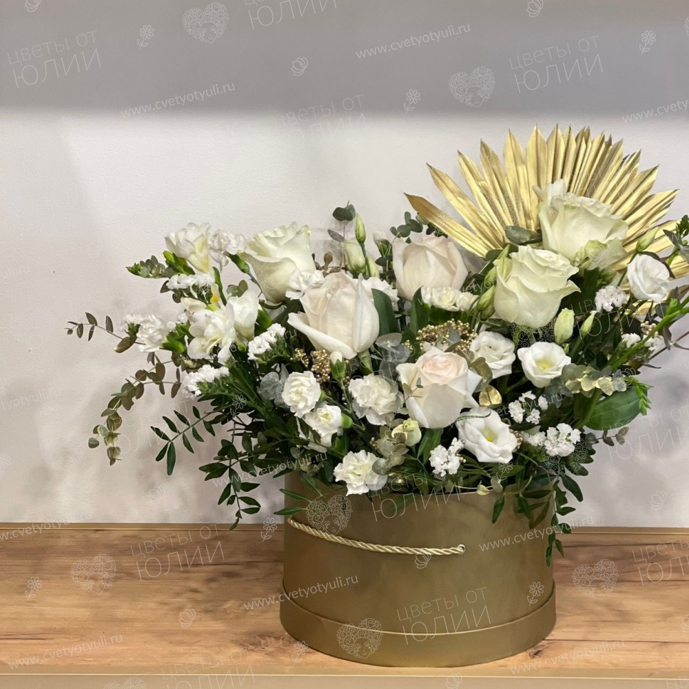 Коробка из роз и фрезии Метида