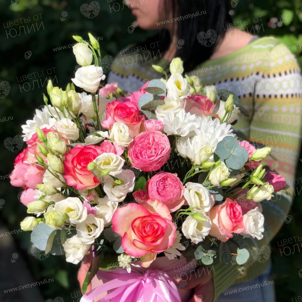 Коробка роз и эустом Горсия