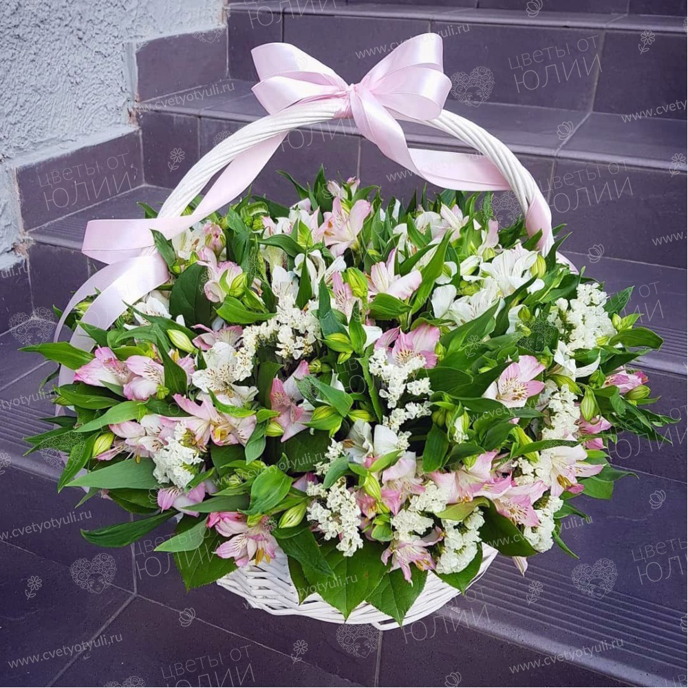 Корзина из 21 альстромерии и статицы