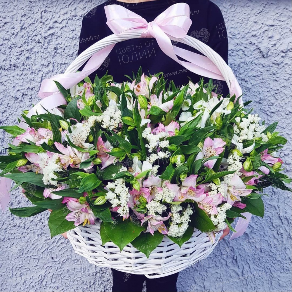 Корзина из 21 альстромерии и статицы