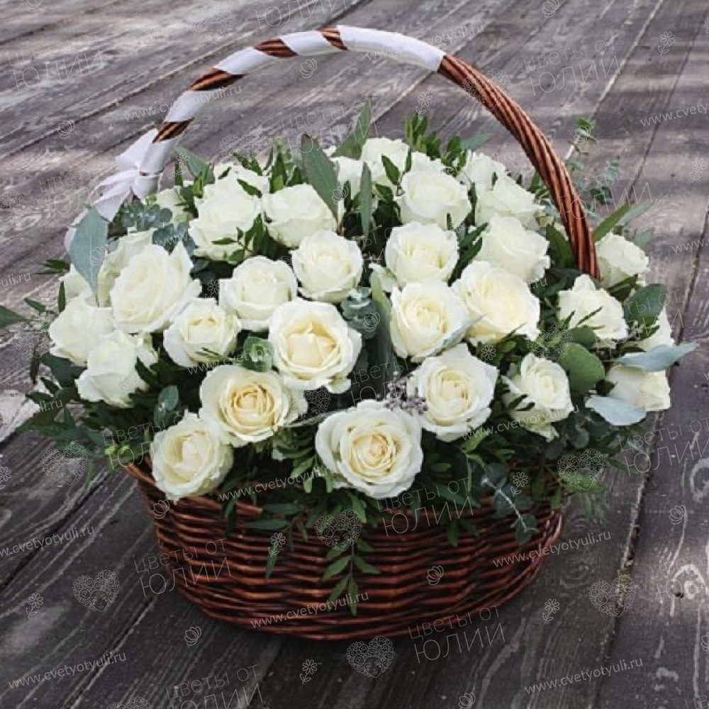 Корзина из роз и эвкалипта Белая нежность